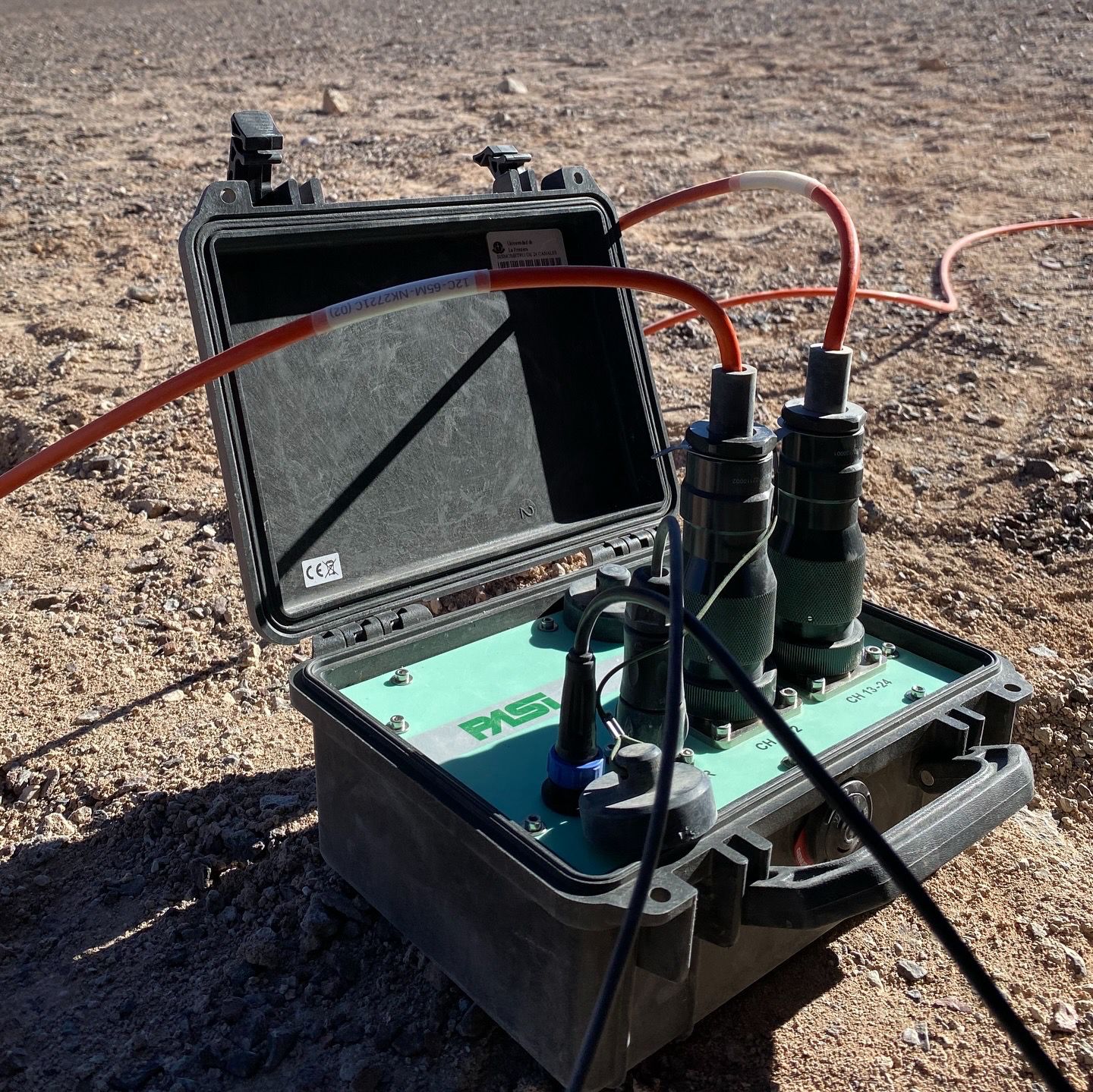 Registrador multicanal PASI con cables conectados en terreno