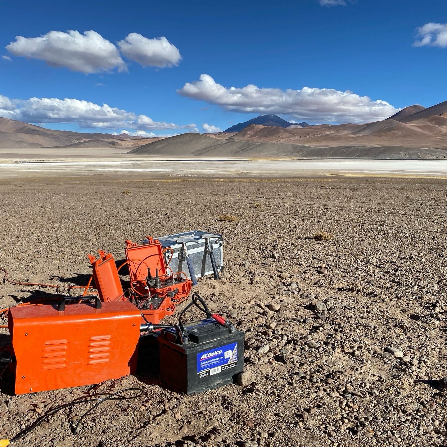 Equipo de geofísica instalado frente al Salar de Maricunga con volcán de fondo